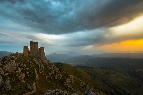calascio montagne rocca abruzzo italia mountains italy clouds nuvole sunset tramonto castle castello gransasso campoimperatore parconazionaledelgransassoedeimontidellalaga