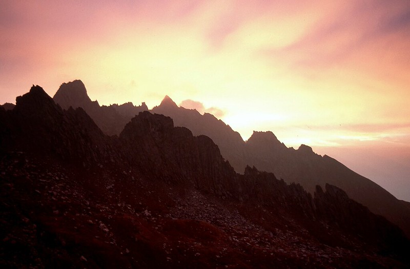 t0602006F | Sonnenaufgang an der Bonn-Matreier Hütte. Hohe Tauern, Venedigergruppe, 30.09.2006