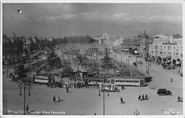 1936 Encaramado en la Estación Mapocho Foto Mora nos muestra todo el parque de locomocion colectiva, vemos góndolas, carros, tranvias, taxis, carretas y carretones en la Plaza Venezuela