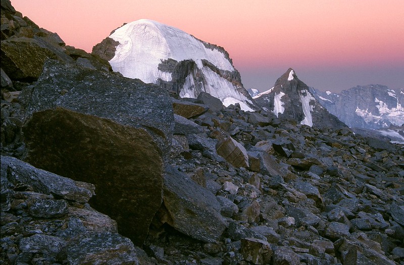 t0305007P | Die unvergleichlichen Farben des westalpinen Sonnenaufgangs: Blick vom Aufstiegsweg zum Gran Paradiso auf den Ciarforon (3642 m) und die Becca di Monciair (3544 m). Gran Paradiso, 19.07.2003