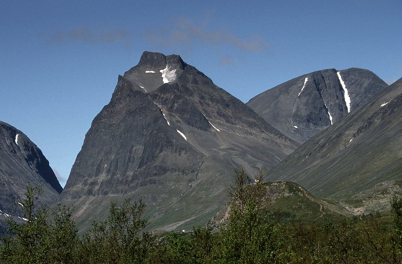 t0306079F | Der Tuolpagorni (1662 m) im Kebnekaise-Gebiet. Durch seine Felswände führen schöne Kletterrouten, von seiner Rückseite ist er aber leicht zugänglich. Kebnekaise-Gebiet / Sápmi (Lappland), 08.08.2003