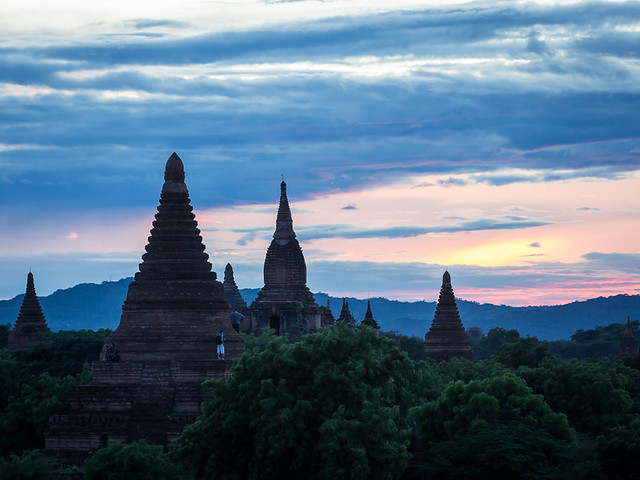 Clamouring for a Bagan sunset