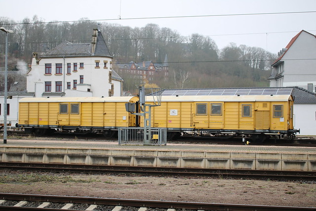DB Netz: Schienenschleifzug - Gerätewagen und Energieversorgungswagen in Eisenach