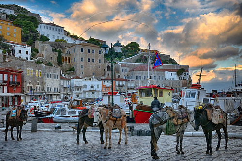 Piazza by Dimitil, <a href="https://www.gettyimages.com/detail/photo/piaca-2-royalty-free-image/1135690067" rel="norefe