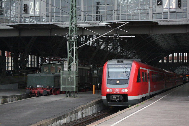 E 94 056 und 612 538 nach Chemnitz Hbf in der Bahnsteighalle in Leipzig Hbf
