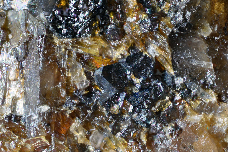フッ素ソーダローメ石 / Fluornatroroméite