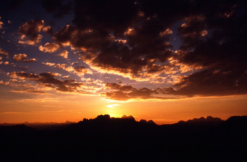 t9703160F | Sonnenaufgang über den Karnischen Alpen (Foto: Alfred Klüber). Ampezzaner Dolomiten, 31.07.1997