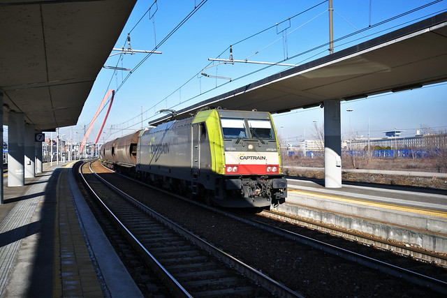 E483.304 Captrain MT 50991 Torino Orbassano - Cassano Spinola in transito dopo sosta cambio PdM a Torino Lingotto