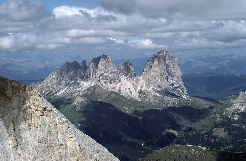 t0204051F | Langkofelgruppe (rechts der Hauptgipfel, 3181 m). Dolomiten, 16.08.2002