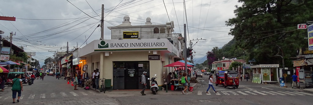calles y casas centro ciudad de Panajachel Guatemala 12