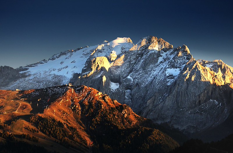 d1103089P | Blick vom Sellajoch zur Marmolada (3343 m), vorgelagert der Gran Vernel (3210 m). Dolomiten, 15.10.2011
