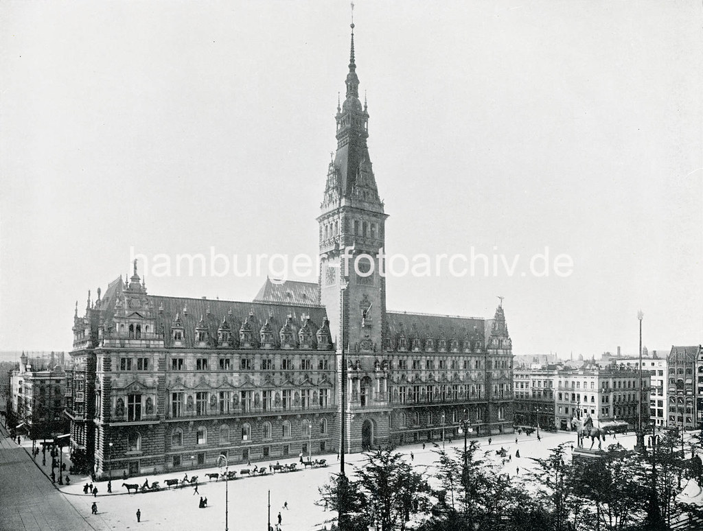 X0078754 Pferdedroschken auf dem Rathausplatz - re. das Kaiser Wilhelm II. Denkmal. Das Rathaus der Hansestadt Hamburg wurde 1897 durch verschiedene Baumeister im historistischen Stil der Neorenaissance errichtet; der Turm hat eine Höhe von 112 m.
