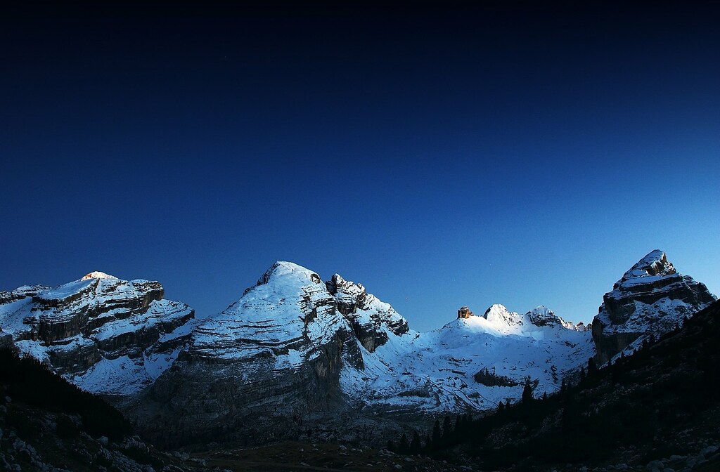 Die Nacht legt sich über das Sagenreich der Fanes. Blick vom Limojoch zu Monte del Vallon Bianco, Furcia Rossa, Monte Castello und Ciampestrinspitzen