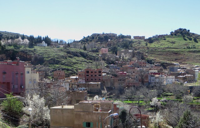 Le village sur son coteau, Aïn Leuh, province d'Ifrane, région de Fès-Meknès, Maroc.