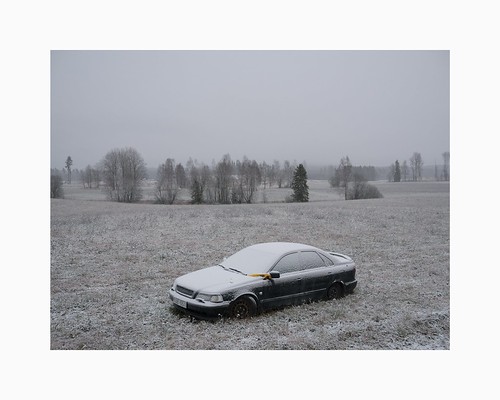 g80 panasonic20mmf17 långshyttan dalarna sweden sverige firstsnow snow field trees volvo s40 volvos40 car sedan abandoned derelict grey