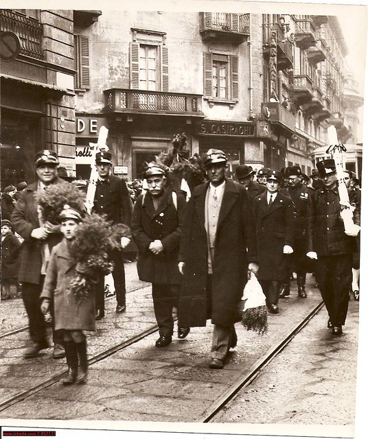 29 gennaio 1937, per la festa di Sant'Aquilino i facchini in processione (qui ritratti in via Torino angolo via San Maurilio) si recano alla Basilica di San Lorenzo Maggiore