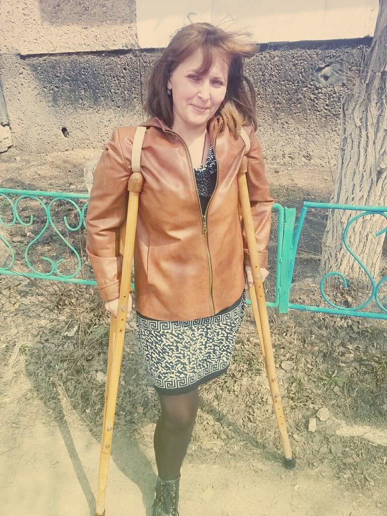 amputee, woman, onelegged, crutches, nylon, pantyhose.