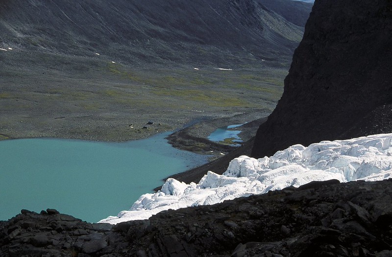t0306096P | am Kebnepakteglaciär oberhalb von Tarfala. Kebnekaise-Gebiet / Sápmi (Lappland), 09.08.2003
