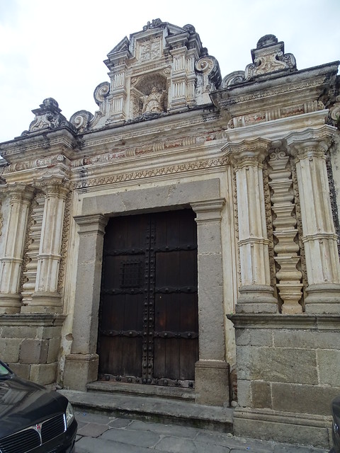 portada edificio exterior Universidad San Carlos Museo Colonial en Santiago de los Caballeros de Guatemala o Antigua Guatemala 02