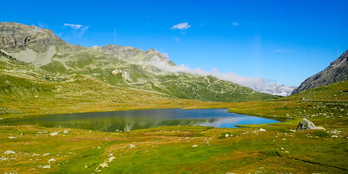 lac reflets flanc prairie suisse grisons berninaexpress tourisme vert bleu roches tapisnaturel