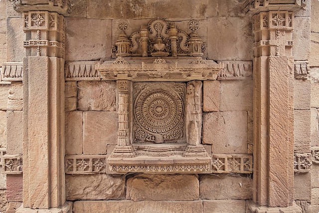 Step-well of Ambapur (Gujarati: અંબાપુરની વાવ, Hindi: अंबापुर बावड़ी)