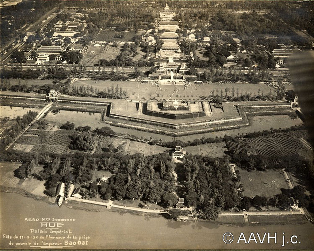 Hué, 1932 – Vue aérienne du palais impérial - Không ảnh khu vực Hoàng thành Huế chụp ngày 11-9-1932 vào dịp vua Bảo Đại trở về Đông Dương