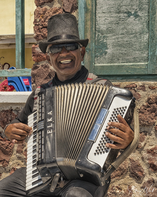 The smiling busker