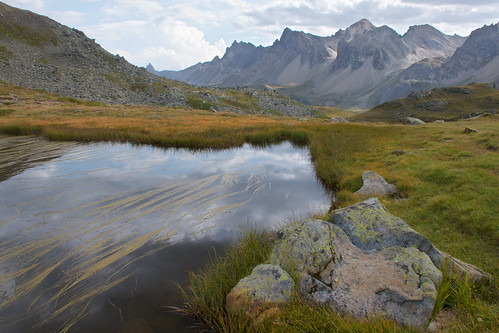 paysage montagne eau lac reflet ciel nuages herbes clarée hautesalpes france