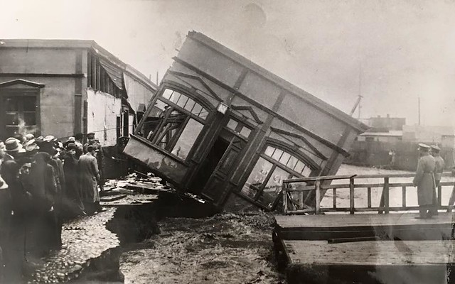 que desgracia,  Inundación en Punta Arenas el 19 de marzo de 1941. La crecida de río dejó varios muertos y cientos sin hogar. Aquí se ve el Bar Lucerna que cae al río.
