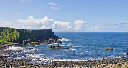 reisen travelling irland ireland natur nature landschaft landscape atlantik atlanticocean felsen rocks thegiantscauseway himmel sky wolken clouds horizont horizon shadesofbluengreen olympuse5 schreibtnix