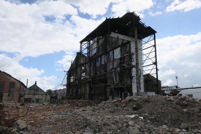 Sur le site des Usines Lambiotte (Prémery, Nièvre) - Bâtiments en cours de destruction