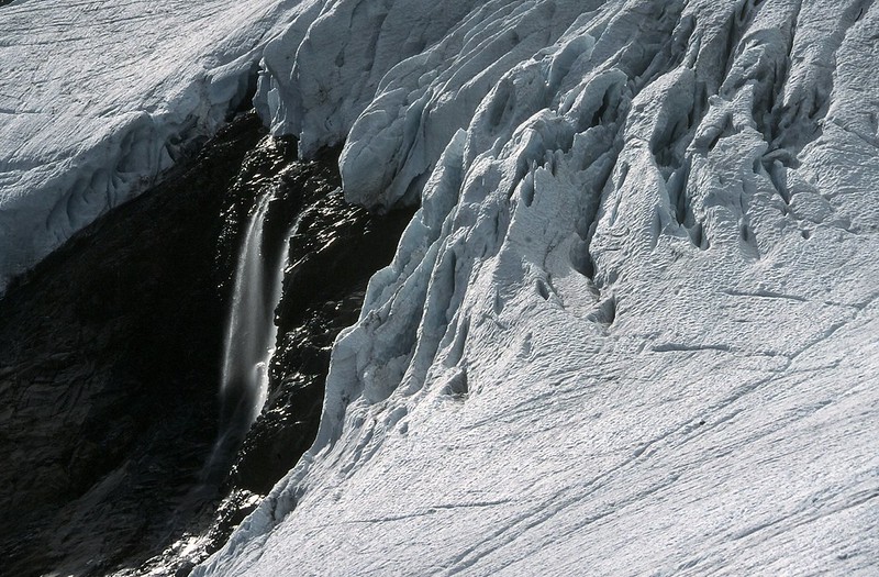 t0306094F | Wasserfall am Kebnepakteglaciär. Kebnekaise-Gebiet / Sápmi (Lappland), 09.08.2003