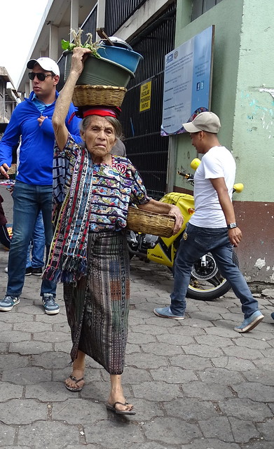 hombres y mujer mayor su gente Santiago Atitlán Guatemala 14