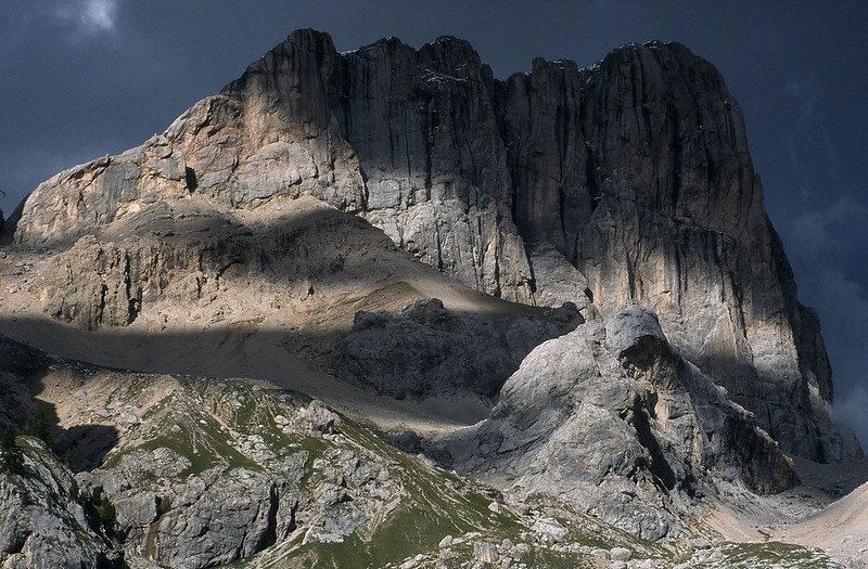 t0204019F | Licht und Schatten auf der Südwand der Marmolada (3343 m). Links der Westgrat, über den der altehrwürdige Klettersteig (»Hans-Seyffert-Weg«) führt. Blick aus dem Contrintal. Dolomiten, 15.08.2002