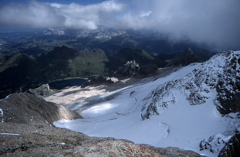 t0204041F | Ein sterbender Gletscher: Die Nordflanke der Marmolada, in der Tiefe der Fedaia-See und dahinter der Padonkamm. Dolomiten, 16.08.2002