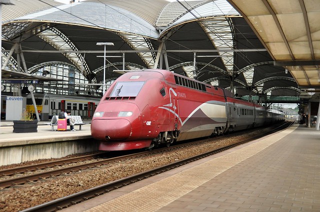 Thalys 4302 Duitsland naar Brussel raast met een snelheid van 160km/hr door Leuven station.
