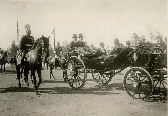 1916 el general de division SOFANOR PARRA acompaña a S.E. JUAN LUIS SANFUENTES para dar inicio a la gran parada Militar