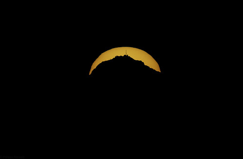 La coiffure de feu du Pic du Midi by Philippe Renauld, Le Soleil enveloppe le Pic du Midi de Bigorre d'une chevelure de feu.
Photo prise à Clermont le For