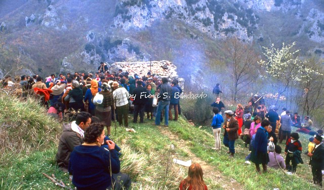 Calabritto (AV), 1979, Pellegrinaggio e festa alla Grotta della Madonna del Fiume.