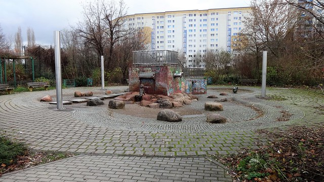 1994 Berlin Brunnenfiguren von Hans-Peter Goettsche Bronze Plansche Clara-Zetkin-Park Borkheider Straße im Quartier Marzahn-Nord in 12689 Marzahn
