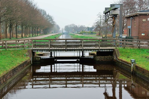 reflections gemaal pumphouse water bomen landschap brug atsjebosma december 2017 jonkersvaart groniingen thenetherlands nederland perspective