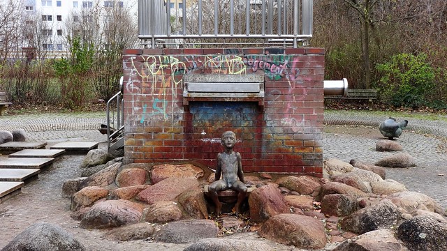 1994 Berlin Brunnenfiguren von Hans-Peter Goettsche Bronze Plansche Clara-Zetkin-Park Borkheider Straße im Quartier Marzahn-Nord in 12689 Marzahn