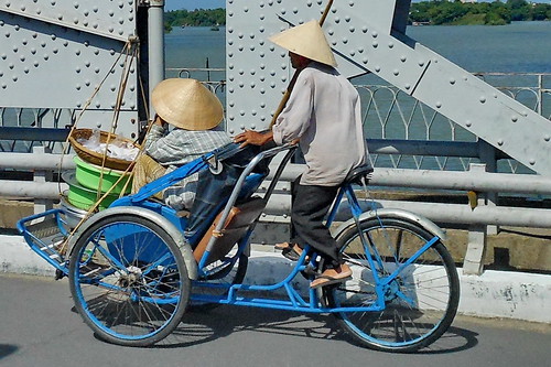 world travel reise viajes asia southeastasia vietnam centralvietnam hue bridges brücken puentes bicycle rickshaw outdoor people peopleoftheworld paisajes landscape landschaft traffic
