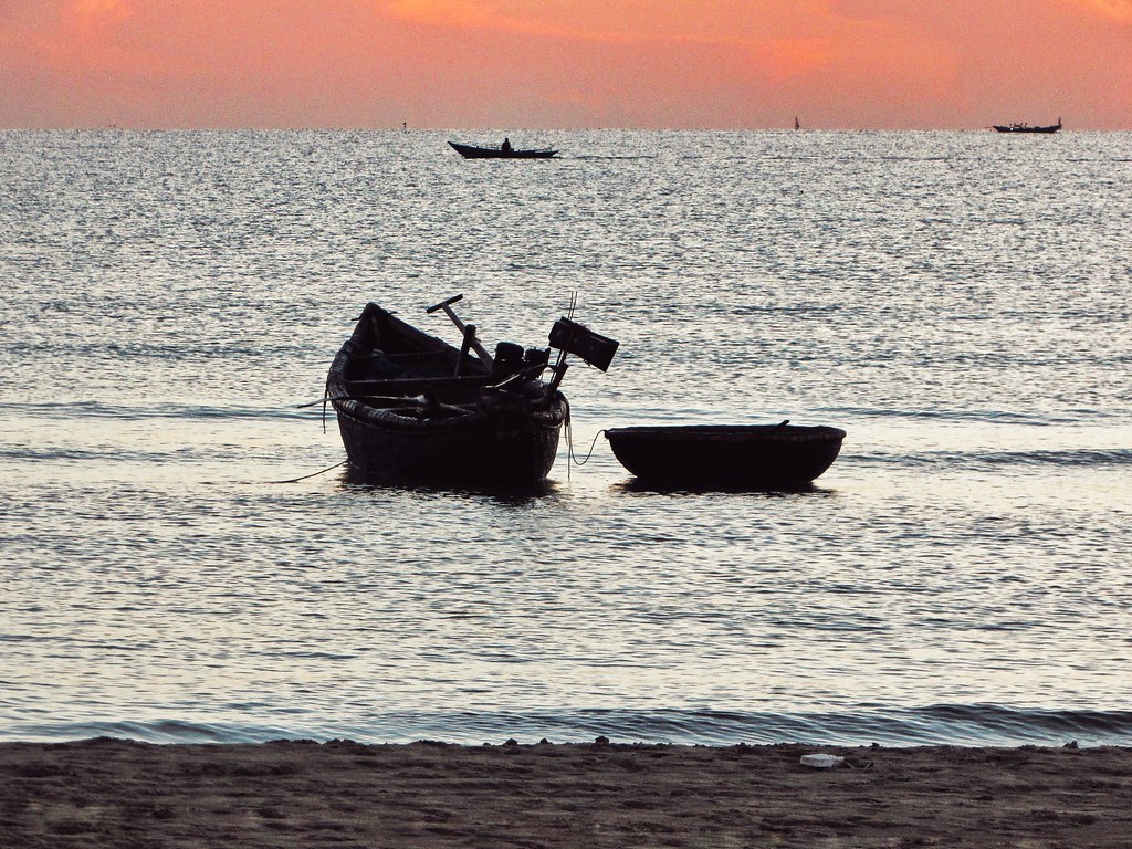 Một chiếc thuyền thúng gần bờ. Hình ảnh này được chia làm … | Flickr