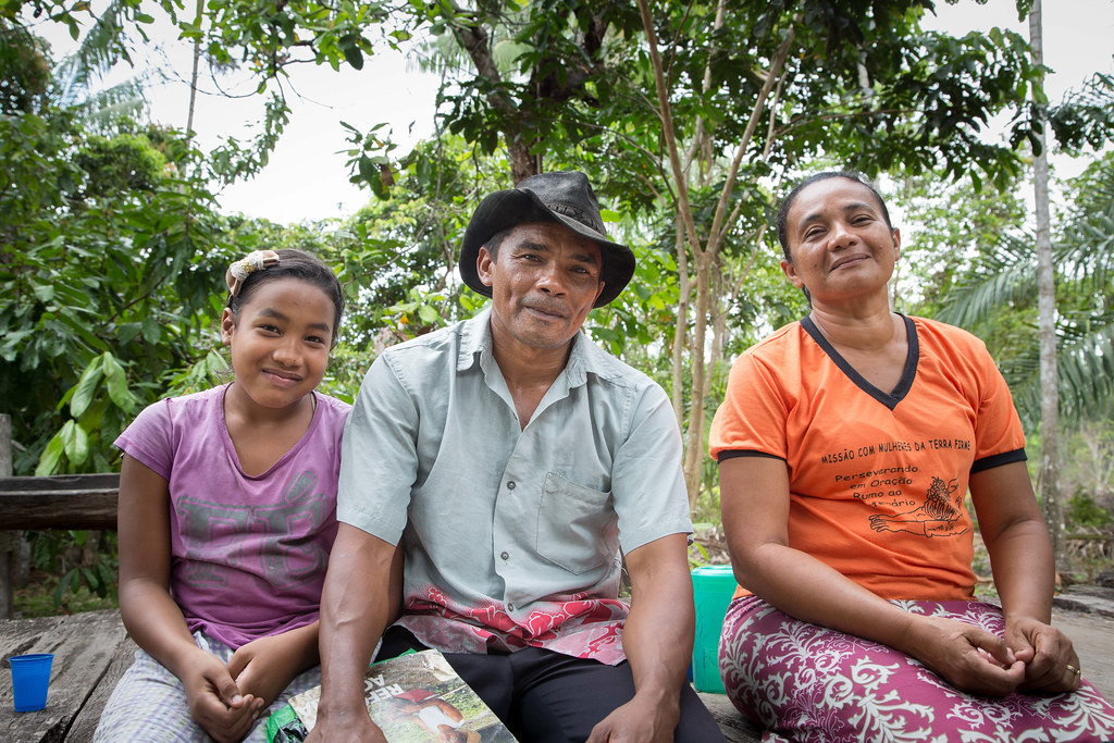 Smallholders' family. Photo by Miguel Pinheiro/CIFOR cifor.org forestsnews.cifor.org If you...