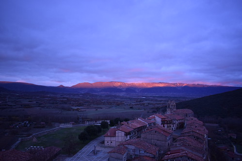 Siempre hay un rayo de luz by BorjaR., nikon d3300 día day nubes clouds sol sun frías castillayleón pueblo medieval montaña mountain paisaj