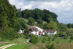 Blick zum Hofgut und Gasthaus Farnsburg