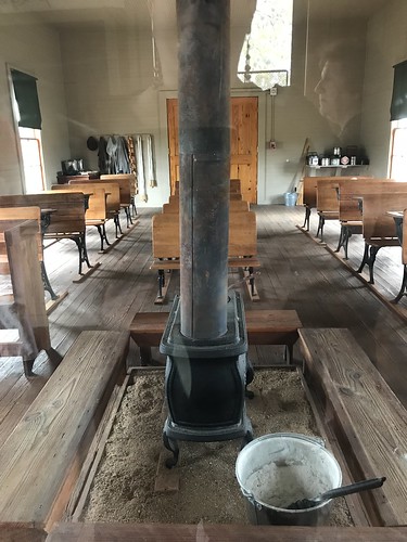 img8093 texas stonewall lyndonbjohnson lbj nationalhistoricalpark lbjranch junctionschool schoolhouse interior desks stove