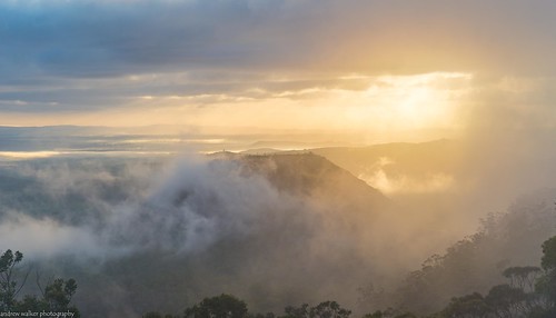 sunrise low cloud rain morning fog mist great dividing range toowoomba queensland australia