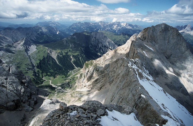 t0204055F | Tiefblick vom Marmolada-Westgrat ins Val Contrin, rechts der Gran Vernel (3205 m), hinten der Colac, am Horizont der Rosengarten. Dolomiten, 16.08.2002